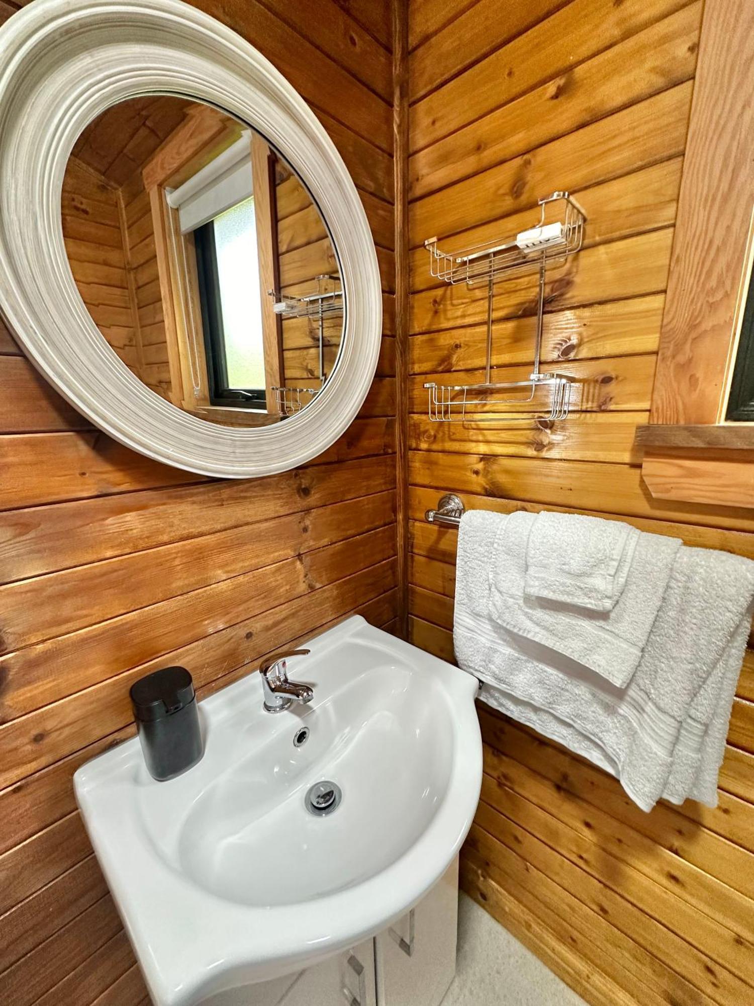 Cosy Portmor Log Cabin- Sea Views, Deck & Relaxation Malin Head Exterior photo
